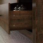 Cassettiera orizzontale a 6 cassetti con venature del legno e maniglie nere per l'arredamento del soggiorno