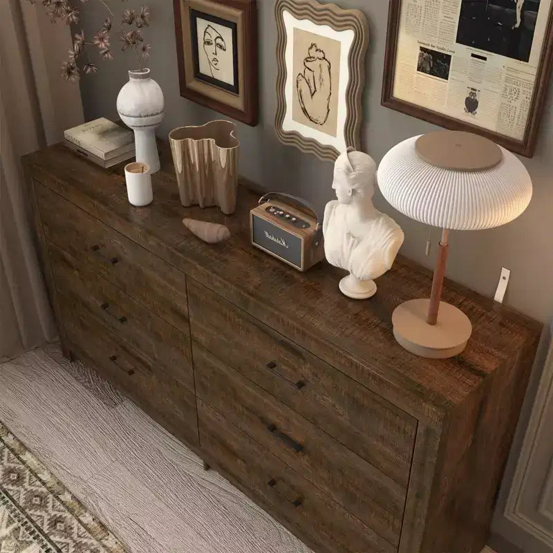 Cassettiera orizzontale a 6 cassetti con venature del legno e maniglie nere per l'arredamento del soggiorno
