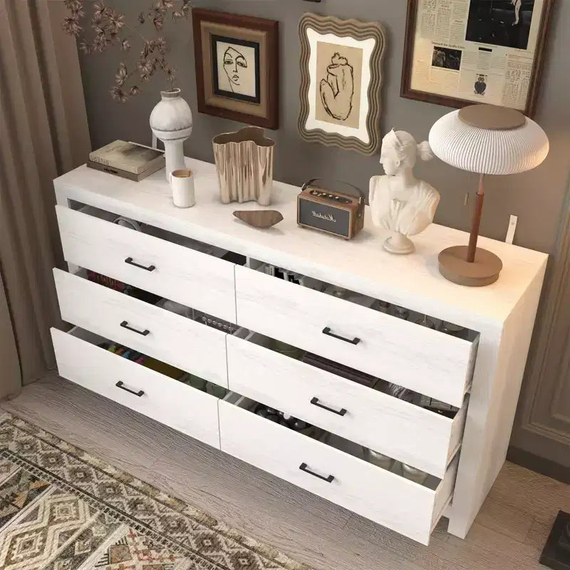 Cassettiera orizzontale a 6 cassetti con venature del legno e maniglie nere per l'arredamento del soggiorno