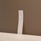 Cassettiera orizzontale a 6 cassetti con venature del legno e maniglie nere per l'arredamento del soggiorno