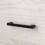 Cassettiera orizzontale a 6 cassetti con venature del legno e maniglie nere per l'arredamento del soggiorno