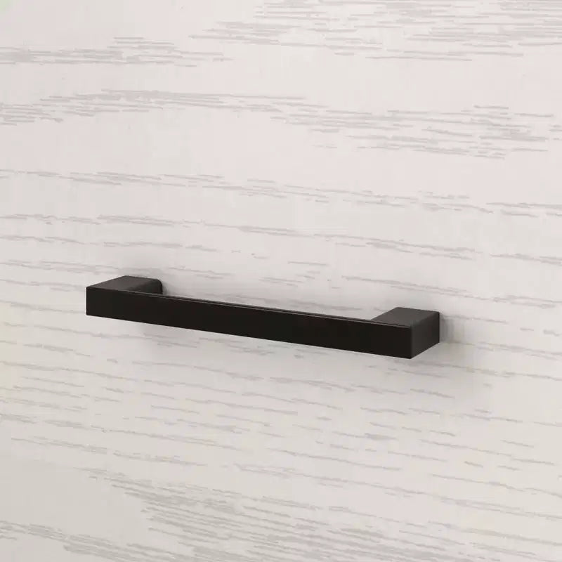 Cassettiera orizzontale a 6 cassetti con venature del legno e maniglie nere per l'arredamento del soggiorno