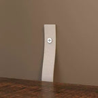 Cassettiera orizzontale a 6 cassetti con venature del legno e maniglie nere per l'arredamento del soggiorno