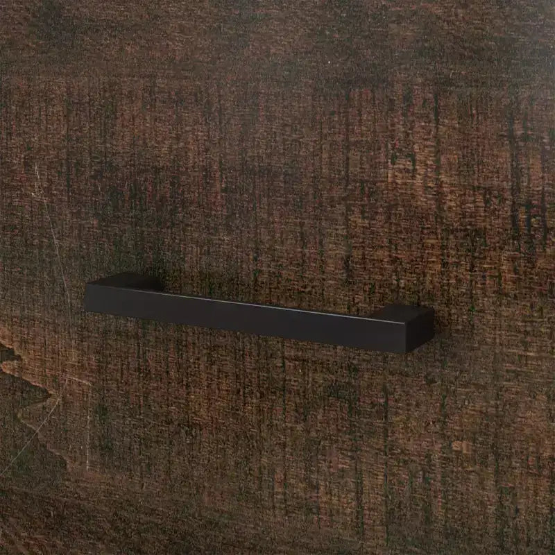 Cassettiera orizzontale a 6 cassetti con venature del legno e maniglie nere per l'arredamento del soggiorno