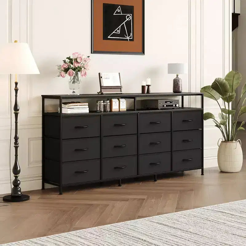 Comò porta TV in tessuto da 63 pollici per camera da letto - Cassettiera lunga a 12 cassetti per soggiorno - Cassettiera nera con ripiani aperti