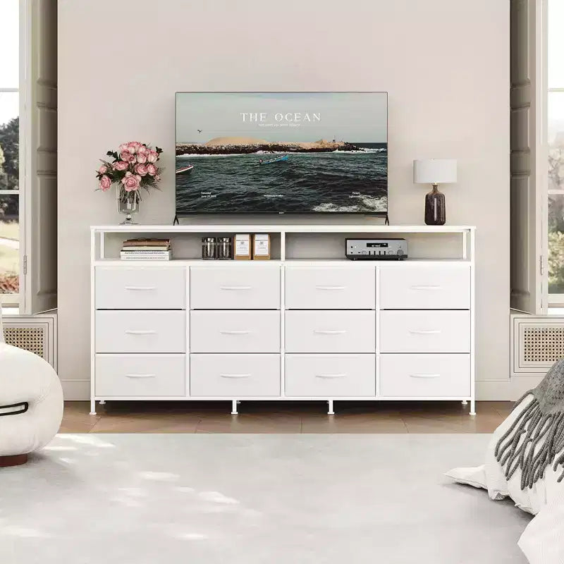 Comò porta TV in tessuto da 63 pollici per camera da letto - Cassettiera lunga a 12 cassetti per soggiorno - Cassettiera nera con ripiani aperti