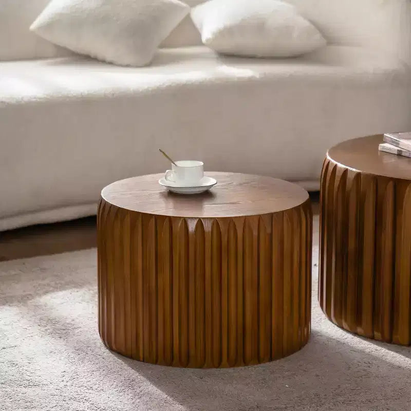 Tavolino da caffè rotondo impilabile Philippa Mid-Century Modern in legno scanalato (2 pezzi)