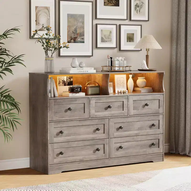 Cassettiera in Legno a 7 Cassetti con Stazione di Ricarica USB e Luci a LED - Comò Moderno con 2 Scomparti Aperti per Camera da Letto, Soggiorno, Armadio o Camera dei Bambini