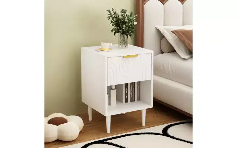 Comodino moderno da 57,99 cm con un ampio cassetto e ripiano aperto, maniglia decorativa dorata, per camera da letto e soggiorno, bianco