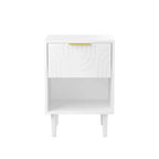 Comodino moderno da 57,99 cm con un ampio cassetto e ripiano aperto, maniglia decorativa dorata, per camera da letto e soggiorno, bianco