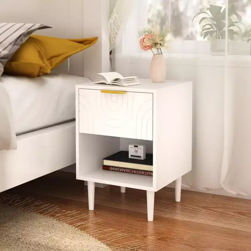 Comodino moderno da 57,99 cm con un ampio cassetto e ripiano aperto, maniglia decorativa dorata, per camera da letto e soggiorno, bianco