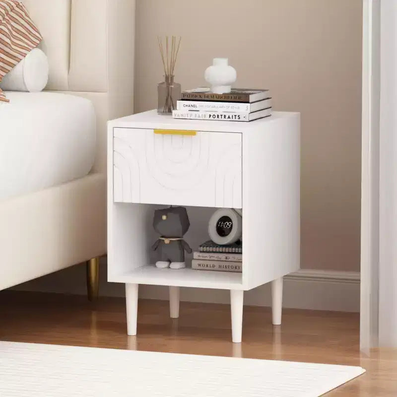 Comodino moderno da 57,99 cm con un ampio cassetto e ripiano aperto, maniglia decorativa dorata, per camera da letto e soggiorno, bianco