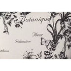 Poltrona a pozzetto con schienale a botte Everett in tessuto con motivo script vintage e poggiapiedi