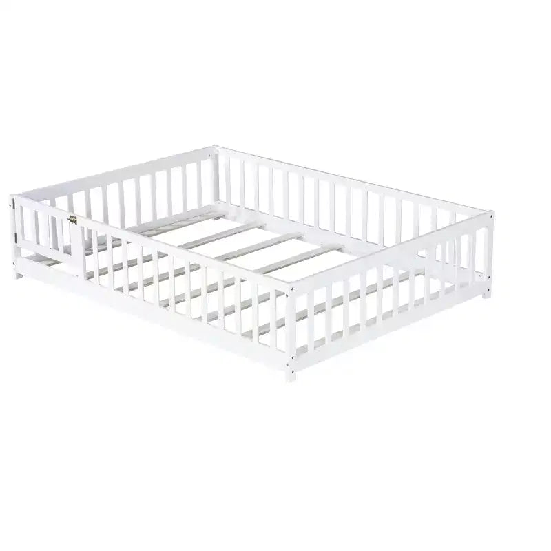 Letto a pavimento a grandezza naturale con recinzione e porta per la cameretta dei bambini