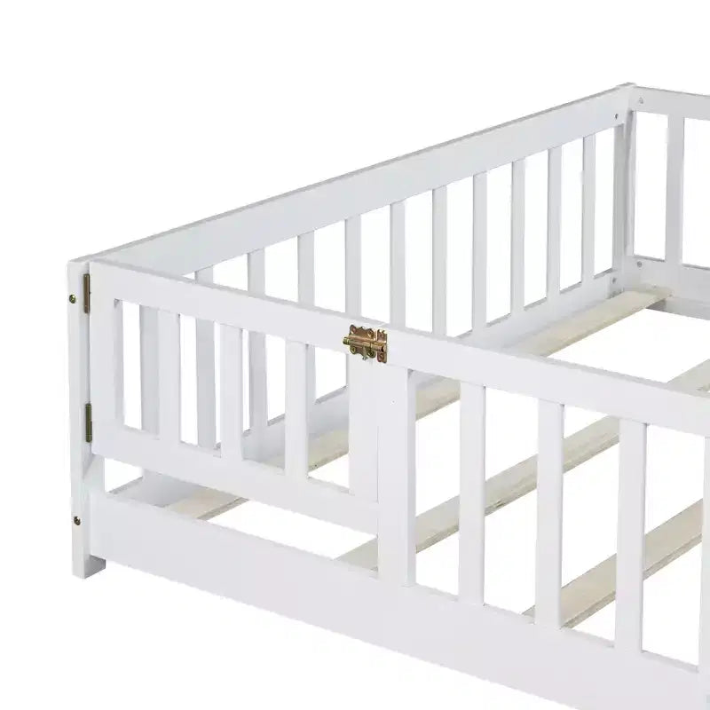 Letto a pavimento a grandezza naturale con recinzione e porta per la cameretta dei bambini