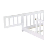 Letto a pavimento a grandezza naturale con recinzione e porta per la cameretta dei bambini