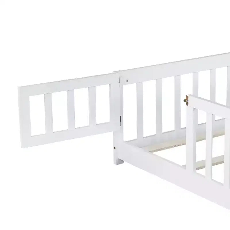 Letto a pavimento a grandezza naturale con recinzione e porta per la cameretta dei bambini