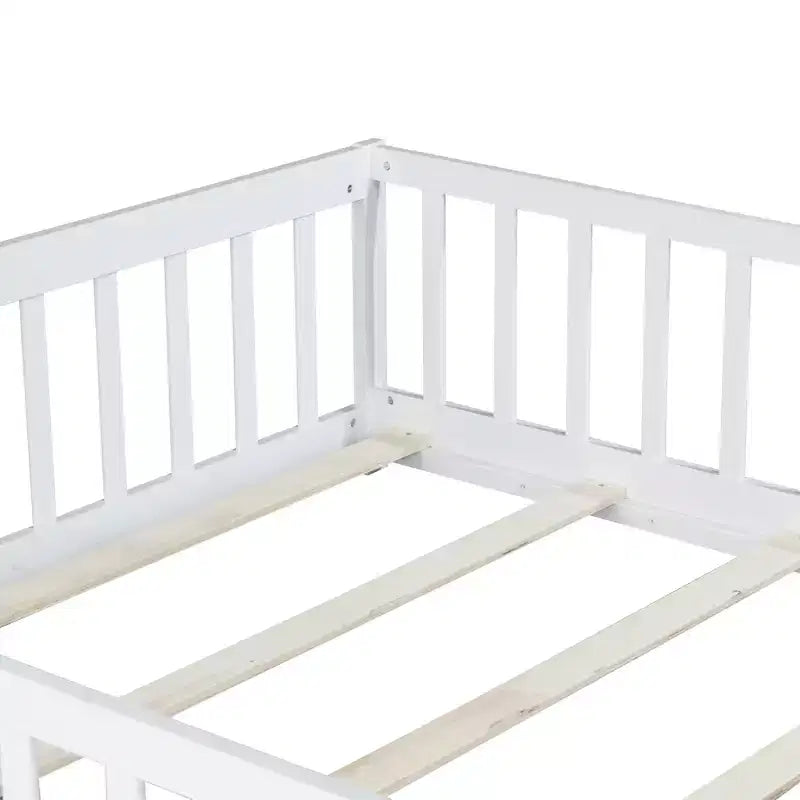 Letto a pavimento a grandezza naturale con recinzione e porta per la cameretta dei bambini