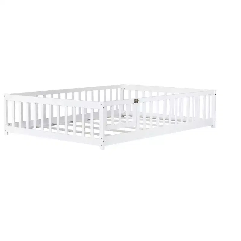 Letto a pavimento a grandezza naturale con recinzione e porta per la cameretta dei bambini