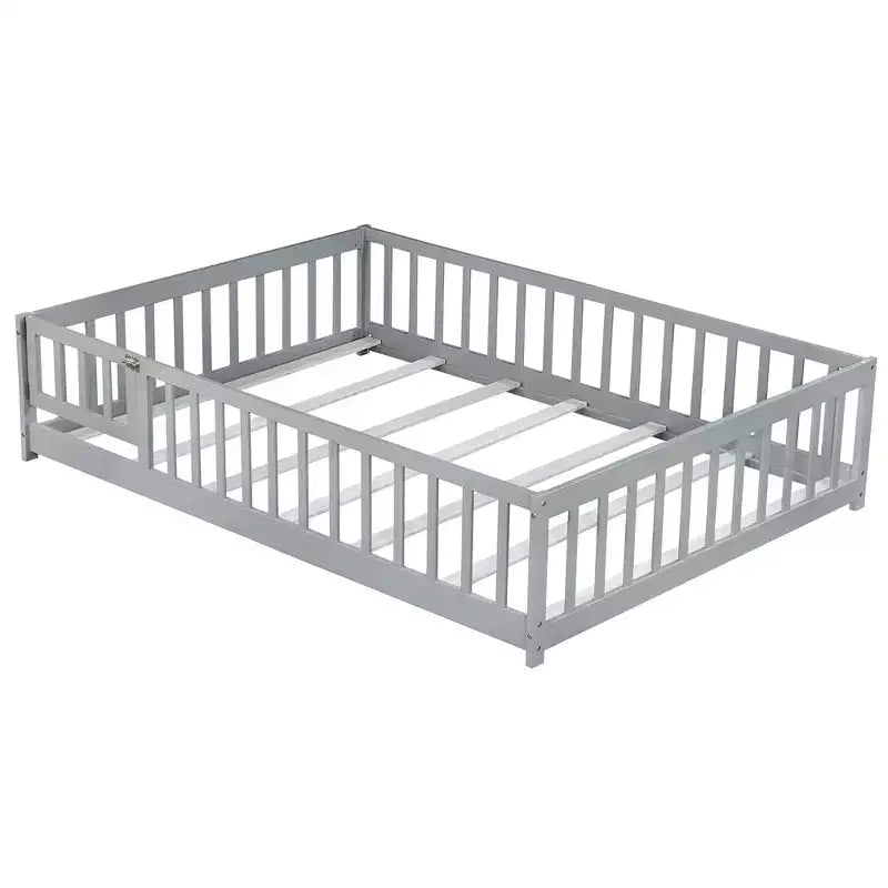 Letto a pavimento a grandezza naturale con recinzione e porta per la cameretta dei bambini