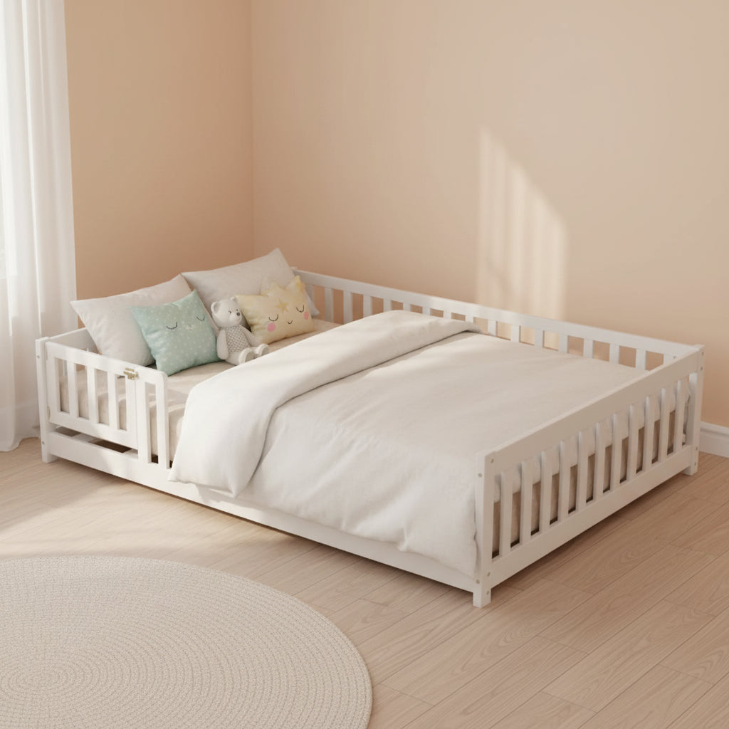 Letto a pavimento a grandezza naturale con recinzione e porta per la cameretta dei bambini