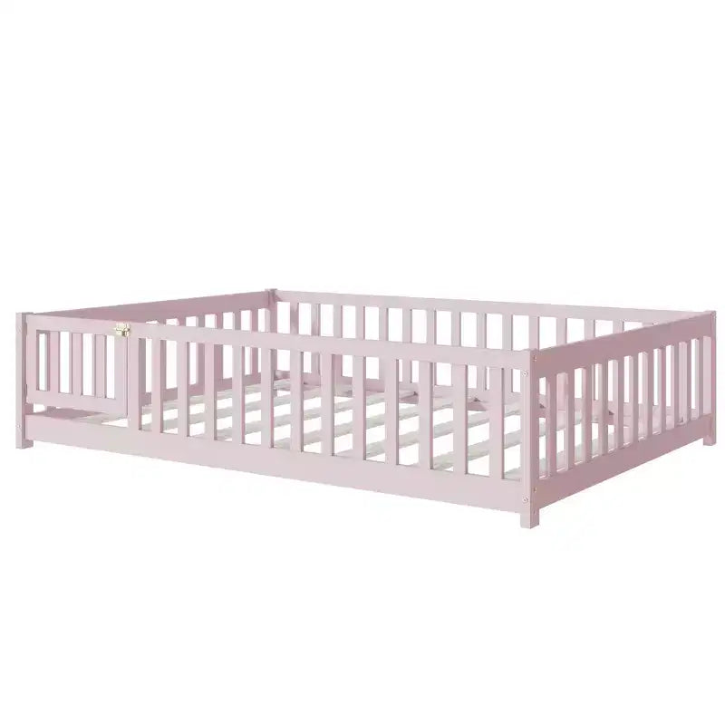 Letto a pavimento a grandezza naturale con recinzione e porta per la cameretta dei bambini