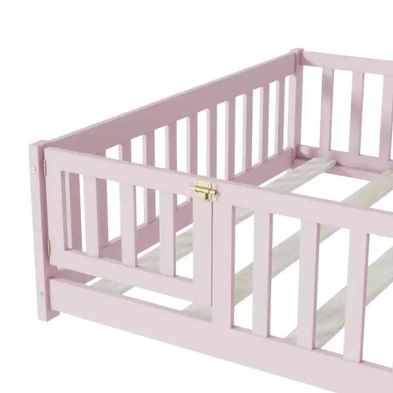 Letto a pavimento a grandezza naturale con recinzione e porta per la cameretta dei bambini