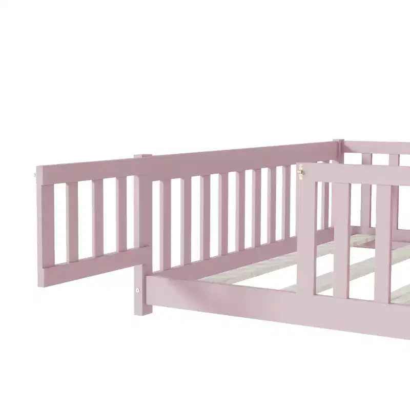 Letto a pavimento a grandezza naturale con recinzione e porta per la cameretta dei bambini