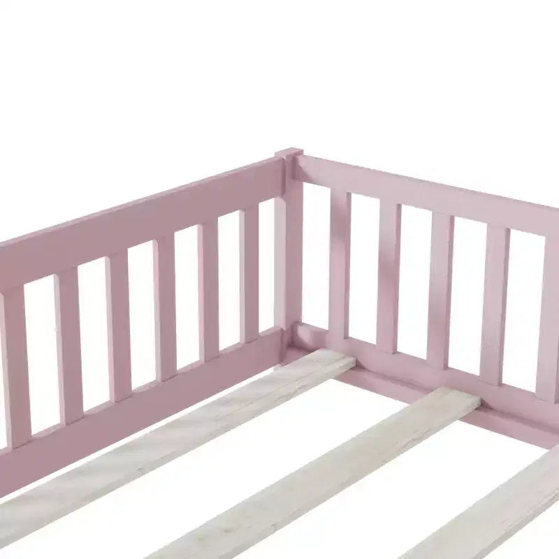 Letto a pavimento a grandezza naturale con recinzione e porta per la cameretta dei bambini