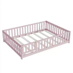 Letto a pavimento a grandezza naturale con recinzione e porta per la cameretta dei bambini