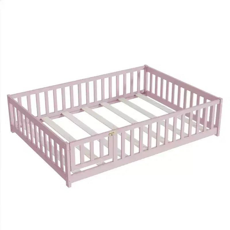 Letto a pavimento a grandezza naturale con recinzione e porta per la cameretta dei bambini