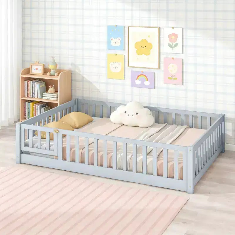 Letto a pavimento a grandezza naturale con recinzione e porta per la cameretta dei bambini