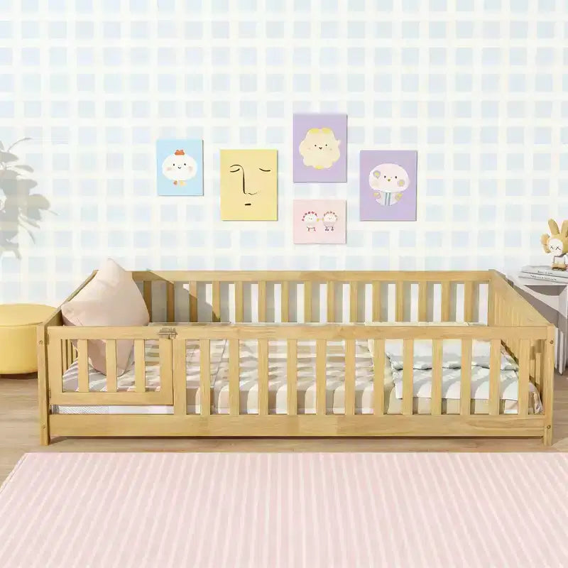 Letto a pavimento a grandezza naturale con recinzione e porta per la cameretta dei bambini