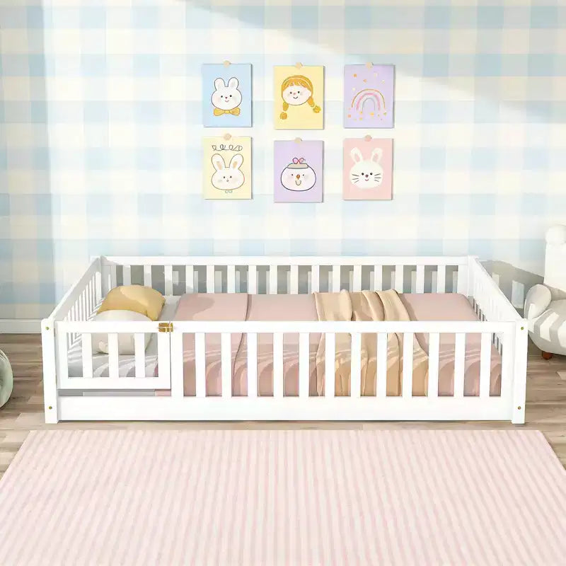 Letto a pavimento a grandezza naturale con recinzione e porta per la cameretta dei bambini