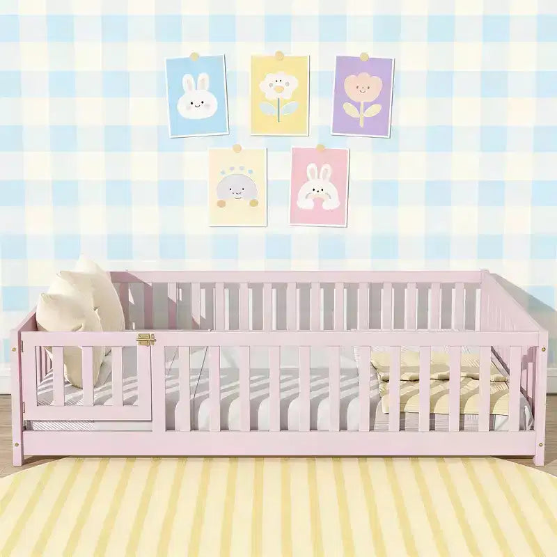 Letto a pavimento a grandezza naturale con recinzione e porta per la cameretta dei bambini